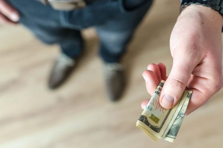 Чому не можна давати гроші в руки: таємниці народної прикмети та як зберегти фінансовий потік