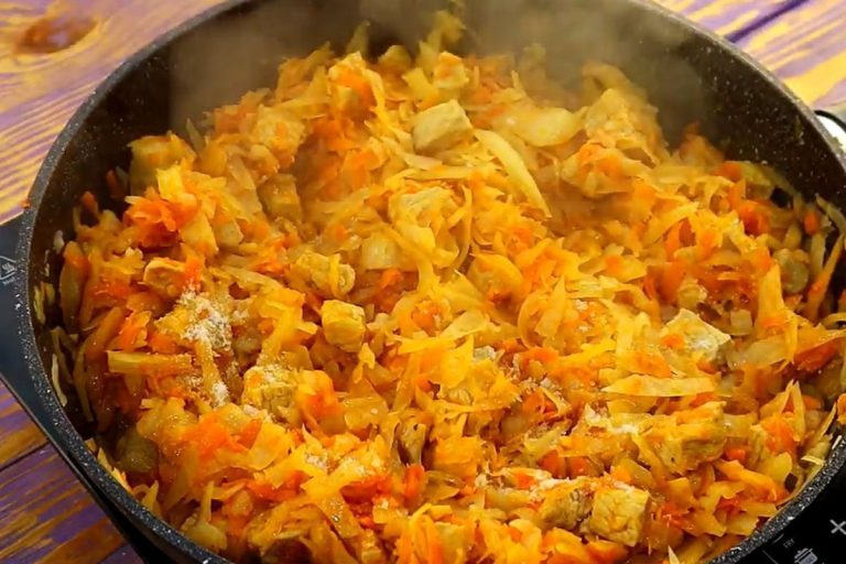 Простий рецепт тушеної капусти: класика, що зігріває душу