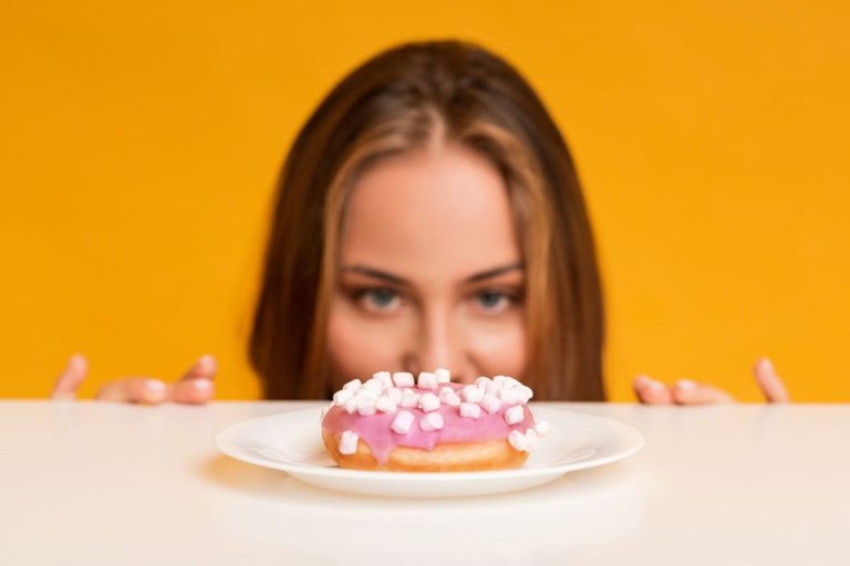 При яких хворобах хочеться солодкого: сигнали тіла, які розкривають приховані проблеми