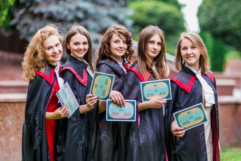 Прикольні привітання для випускників: ідеї, приклади та поради 2026