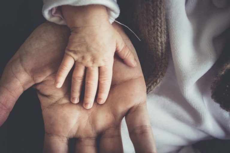 Сильна молитва за дітей: щит віри та любов батьківського серця