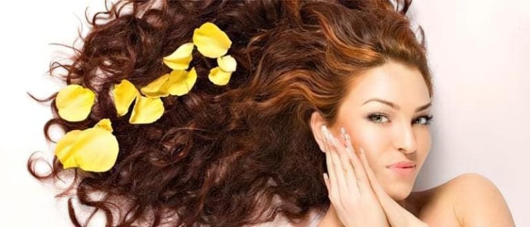 Димексид для волосся давно перейшов з категорії суто медичного засобу в арсенал домашньої трихології. Багато хто, хто прагне прискорити ріст локонів, зміцнити їх або відновити після фарбування й термічного укладання, звертається саме до цього аптечного розчину. Його популярність пояснюється унікальною здатністю проникати крізь шкірний бар’єр і «проводити» за собою інші корисні речовини — вітаміни, олії, екстракти — прямо до волосяних фолікулів.