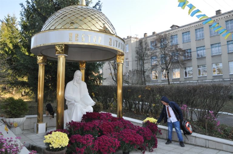 Волинський ліцей імені Нестора Літописця стоїть у селі Підлісці на Тернопільщині, ніби живий свідок того, як давня мудрість продовжує працювати в сучасному світі. У цих стінах дзвінок на урок лунає поруч із пам’яттю про людину, яка майже тисячу років тому почала записувати історію нашої землі. Назва закладу — не просто формальність. Вона щодня нагадує учням і вчителям: знання, пам’ять і чесність перед минулим — це основа, на якій тримається майбутнє.