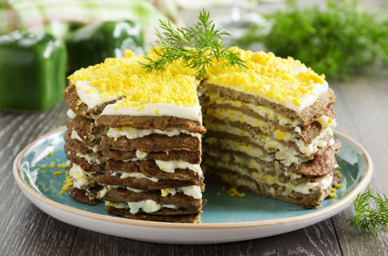 Як зробити печінковий торт: ніжний рецепт з курячої печінки