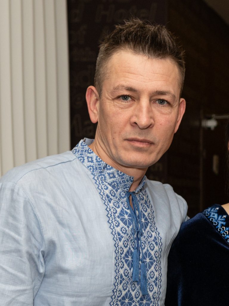 Андрій Мостренко: шлях митця від парашутних стрибків і заводських верстатів до вершин українського театру, кіно та дубляжу