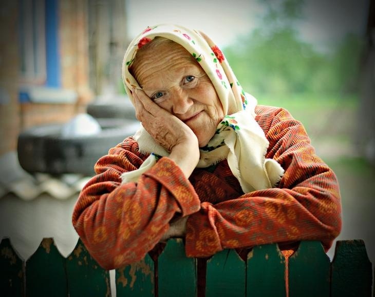 До чого сниться покійна бабуся живою: повне тлумачення сну