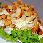 Салат із сухариками і куркою, кукурудзою: хрусткий фаворит на кожен день