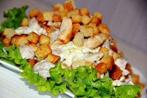 Салат із сухариками і куркою, кукурудзою: хрусткий фаворит на кожен день