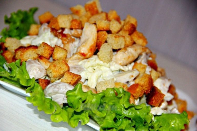 Салат із сухариками і куркою, кукурудзою: хрусткий фаворит на кожен день