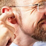 До чого чухається праве вухо: прикмети, значення та реальні причини
