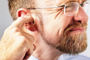 До чого чухається праве вухо: прикмети, значення та реальні причини