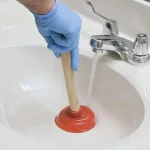 Не стікає вода в умивальнику: причини та як швидко полагодити