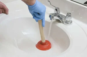 Не стікає вода в умивальнику: причини та як швидко полагодити