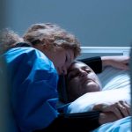 Як зрозуміти що людина помирає: ознаки, етапи та як підтримати близьких